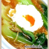 チキンラーメンのポーチドエッグ乗せ